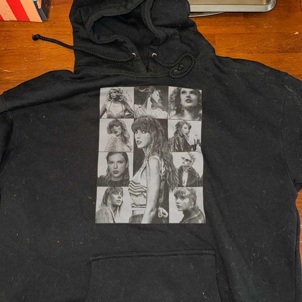 Taylor Swift authentic Eras Tour Black hoodie size L.
